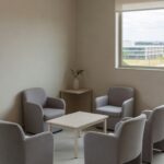 Corredor vazio do IML em Brasília com ambiente institucional frio