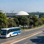 Ônibus escolar elétrico em testes nas ruas de Brasília, Distrito Federal.