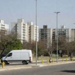 Unidade móvel da Caesb em área periférica de Brasília com acesso precário