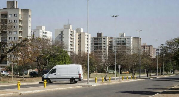 Unidade móvel da Caesb em área periférica de Brasília com acesso precário