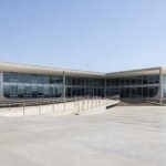 Banco abandonado em praça de Brasília simbolizando abandono de idosos no DF