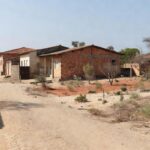 Casas modestas e terrenos em Vicente Pires, Brasília, representando cobrança de edital da Terracap