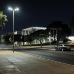 Via pública no DF com viatura policial após agressão