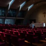 Interior da Câmara Legislativa do DF durante homenagem religiosa, ignorando crise social