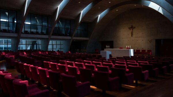 Interior da Câmara Legislativa do DF durante homenagem religiosa, ignorando crise social