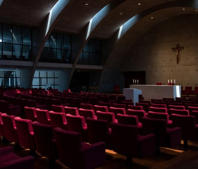 Interior da Câmara Legislativa do DF durante homenagem religiosa, ignorando crise social