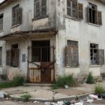 Instituição social fechada representando abandono de vulneráveis no Brasil