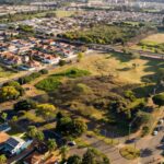 Vista aérea de áreas urbanas em Jardim Botânico e Taguatinga, Brasília, representando uso do solo