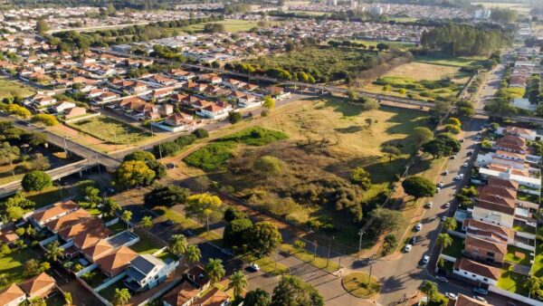 Vista aérea de áreas urbanas em Jardim Botânico e Taguatinga, Brasília, representando uso do solo