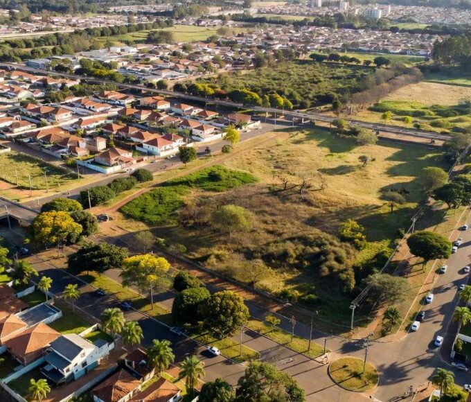 Vista aérea de áreas urbanas em Jardim Botânico e Taguatinga, Brasília, representando uso do solo