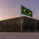 Praças e centros esportivos abandonados em Brasília evidenciando precariedade de equipamentos de lazer