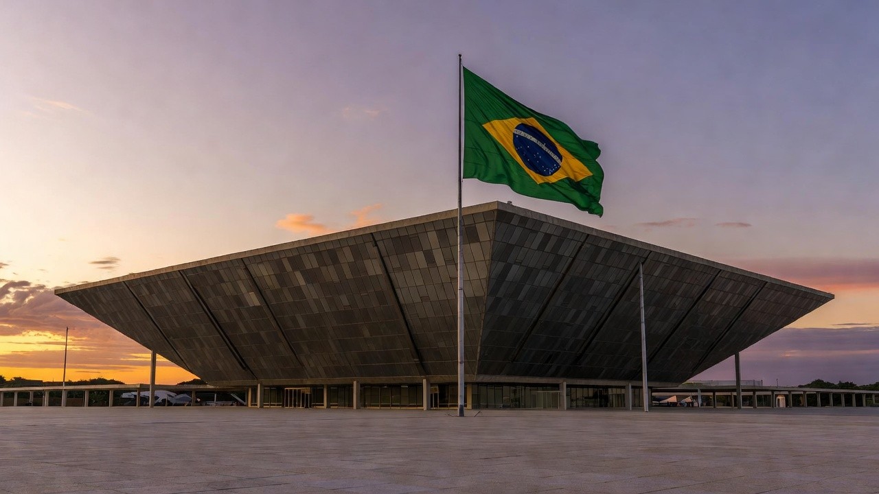 Praças e centros esportivos abandonados em Brasília evidenciando precariedade de equipamentos de lazer