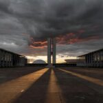 Plenário vazio da CLDF com documentos representando título honorário a empresários sírios