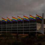 Prédio da CLDF em Brasília com bandeiras do orgulho LGBTI+ simbolizando homenagens e retrocessos contra discriminação