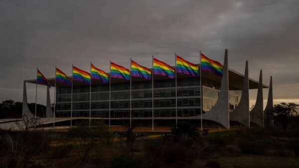 Prédio da CLDF em Brasília com bandeiras do orgulho LGBTI+ simbolizando homenagens e retrocessos contra discriminação
