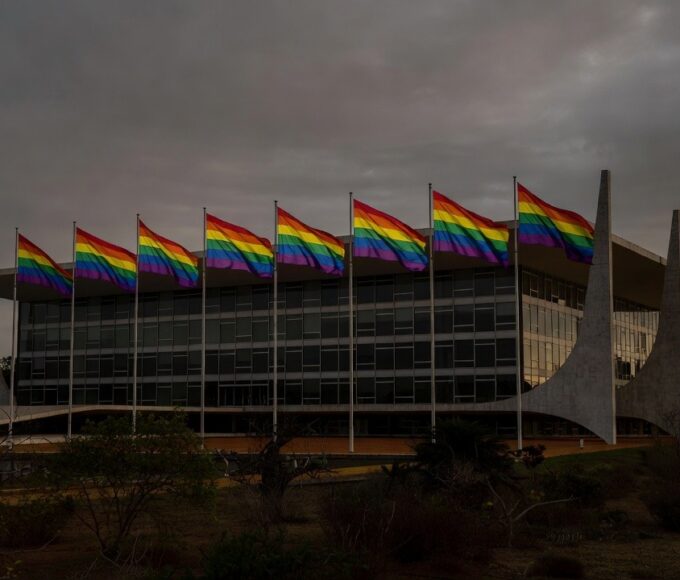 Prédio da CLDF em Brasília com bandeiras do orgulho LGBTI+ simbolizando homenagens e retrocessos contra discriminação