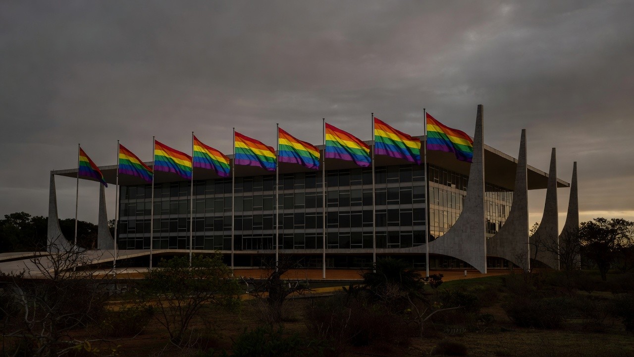 Prédio da CLDF em Brasília com bandeiras do orgulho LGBTI+ simbolizando homenagens e retrocessos contra discriminação