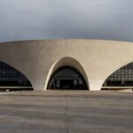 Plenário vazio da Câmara Legislativa do DF representando aprovação de conselho para idosos