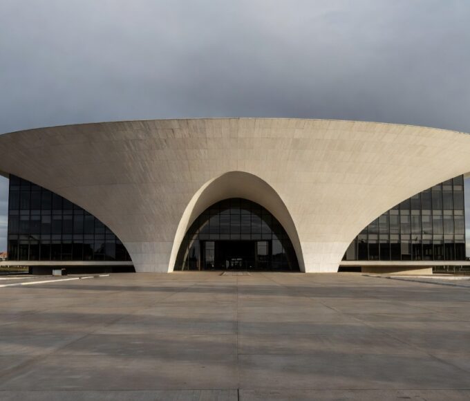 Plenário vazio da Câmara Legislativa do DF representando aprovação de conselho para idosos