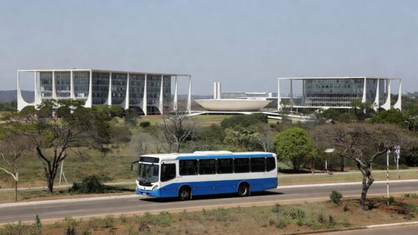 Ônibus de transporte público em Brasília, relacionado à tarifa zero para estudantes na Câmara do DF