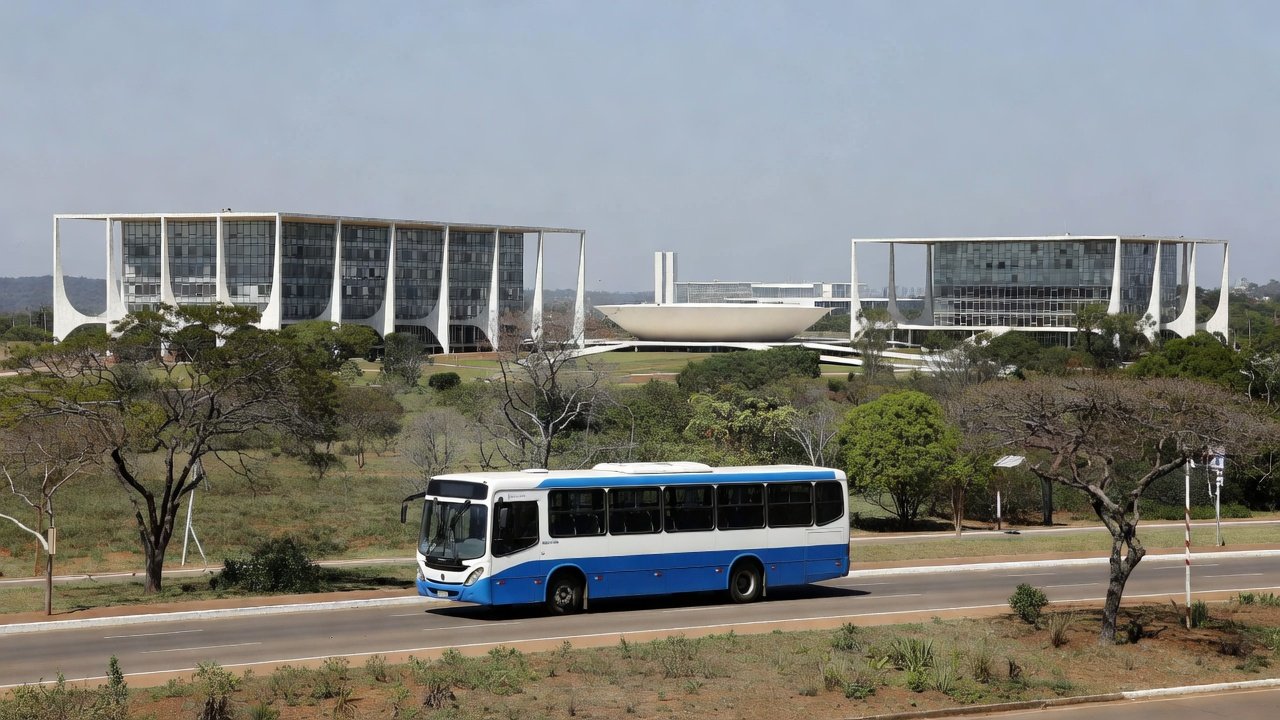 Ônibus de transporte público em Brasília, relacionado à tarifa zero para estudantes na Câmara do DF