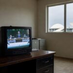 Televisão exibindo programa infantil em horário noturno inadequado