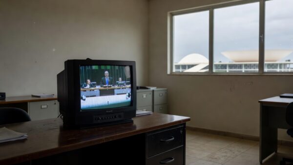 Televisão exibindo programa infantil em horário noturno inadequado