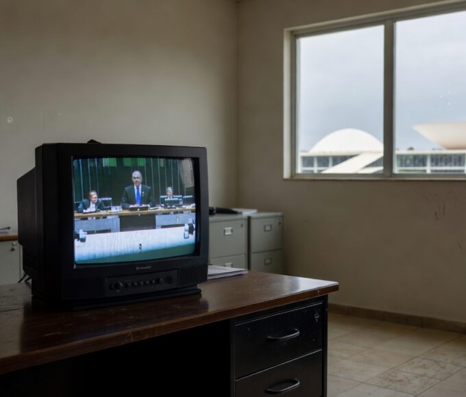 Televisão exibindo programa infantil em horário noturno inadequado