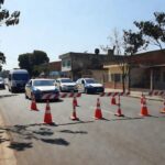 Delegacia de polícia em Ceilândia com viatura estacionada