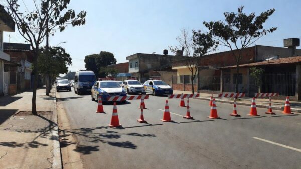Delegacia de polícia em Ceilândia com viatura estacionada