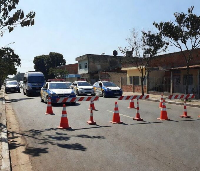 Delegacia de polícia em Ceilândia com viatura estacionada