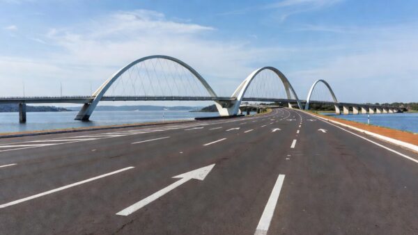 Via de acesso à Ponte JK no DF com limite de velocidade reduzido