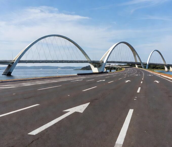 Via de acesso à Ponte JK no DF com limite de velocidade reduzido
