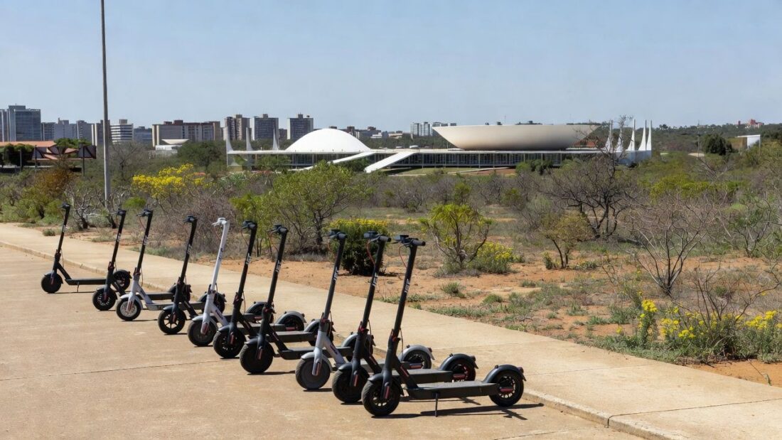 Patinetes elétricos JET em área urbana de Brasília no Distrito Federal
