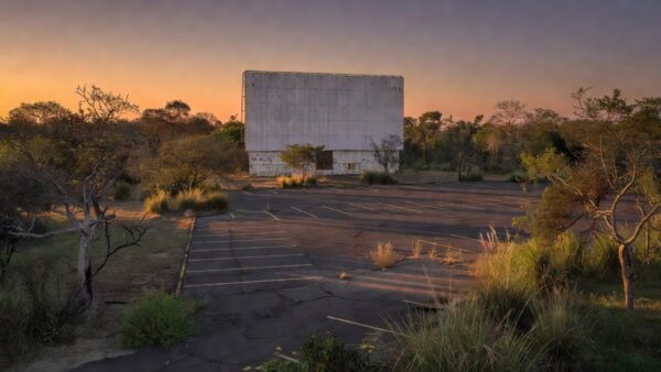 Drive-in abandonado em Brasília após décadas de descaso