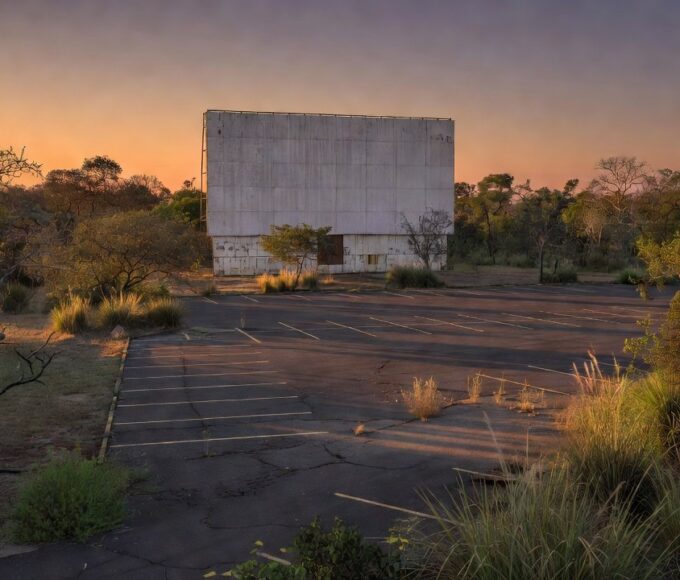 Drive-in abandonado em Brasília após décadas de descaso