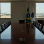 Mesa de reunião com documentos em sala formal após encontro MDB sem acordo