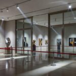 Mostra de arte na CLDF com espaço vazio evidenciando falta de acesso popular