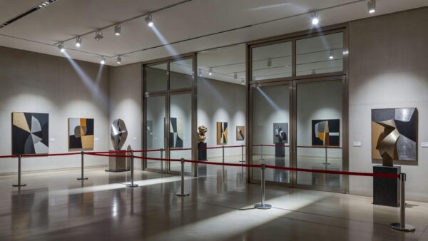 Mostra de arte na CLDF com espaço vazio evidenciando falta de acesso popular