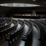 Quadra esportiva deteriorada em Brasília evidenciando precariedade na educação física do DF