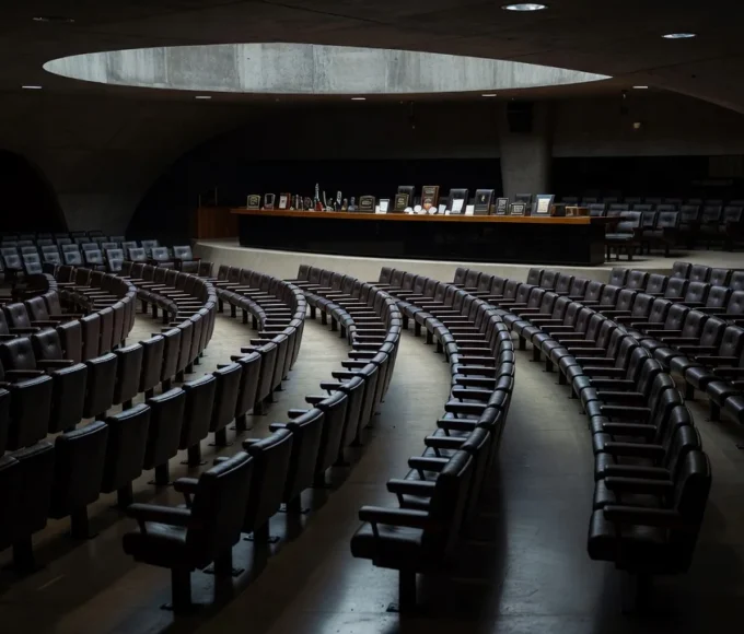 Quadra esportiva deteriorada em Brasília evidenciando precariedade na educação física do DF