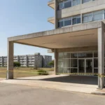Prédio residencial em Brasília com isolamento policial após invasão