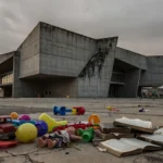 Plenário da Câmara do DF com elementos da Semana da Primeira Infância