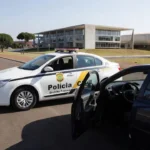 Viatura da Polícia Civil do DF em abordagem policial em via urbana de Brasília