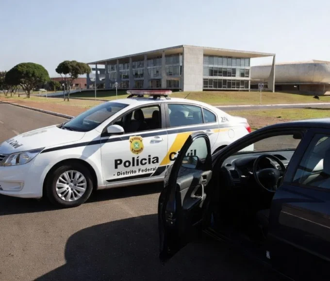 Viatura da Polícia Civil do DF em abordagem policial em via urbana de Brasília