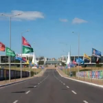 Ruas de Brasília com bandeiras e cartazes de campanha eleitoral ao GDF