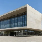 Fachada do prédio da 1ª Vara de Família de Planaltina, TJDFT, em estilo fotojornalístico.