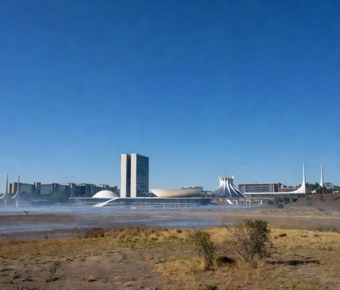 Foto: jornal de Brasília – Temômetros do Setor de Rádio e TV, na Asa Sul, chegaram a marcar 45°C nesta segunda