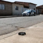 Viatura policial e tornozeleira em rua de Ceilândia após prisão