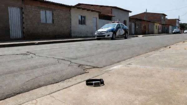 Viatura policial e tornozeleira em rua de Ceilândia após prisão